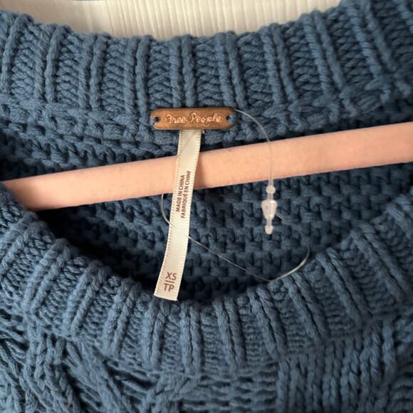 Free People Dream Cable Blue CHUNKY Crew Neck Sweater NWOT Size XS FLAW - Picture 9 of 14